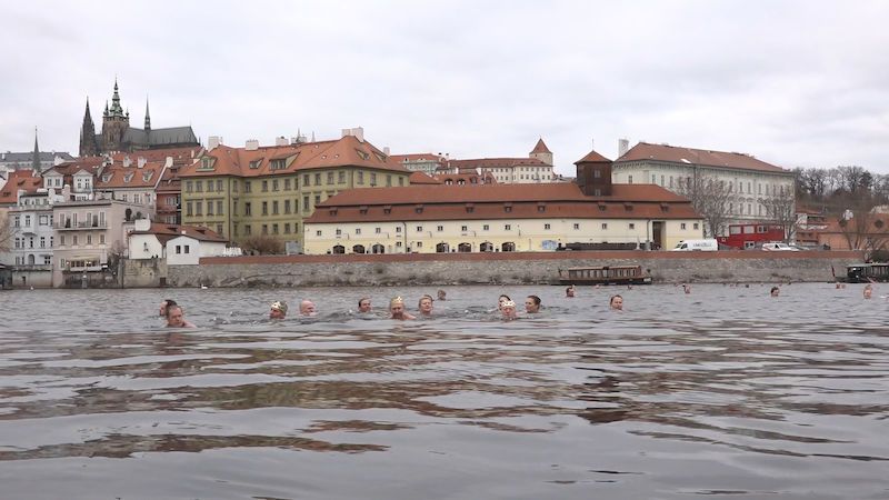 Otužilci ovládli Vltavu. V Praze se koupali ve vodě studené tři stupně